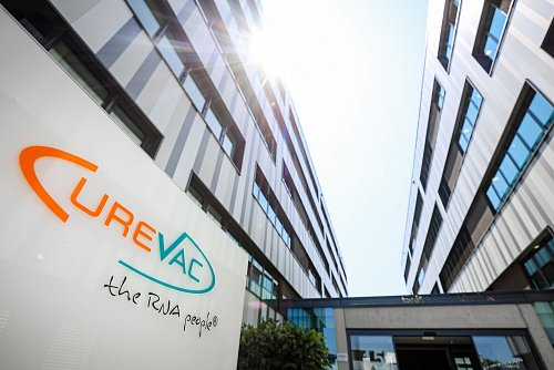 An Curevac wird ein dreistelliger Millionenbetrag fließen. (Archivfoto) - © Christoph Schmidt/dpa