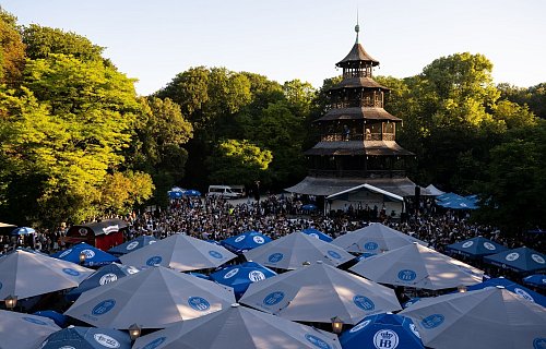 Einer der bekanntesten Biergärten Münchens ist der am Chinesischen Turm im Englischen Garten. (Archivbild) - © Sven Hoppe/dpa