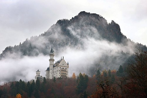 Zu jeder Jahreszeit ein Hingucker: Schloss Neuschwanstein - hier in herbstlicher Landschaft. (Archivbild) - © Karl-Josef Hildenbrand/dpa