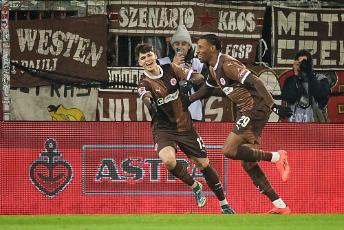 St. Paulis Morgan Guilavogui (r) feiert sein Tor zum 1:0 mit Noah Weißhaupt. - © Christian Charisius/dpa