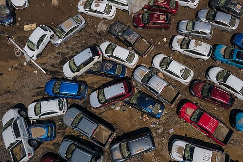Die Schlammmassen rissen etliche Fahrzeuge mit sich. - © Felix Marquez/AP/dpa