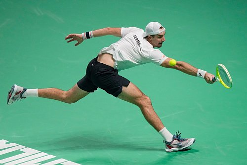 Streckt sich vergeblich: Jan-Lennard Struff - © Luca Bruno/AP/dpa