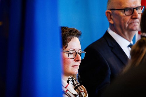 Brandenburgs Agrarministerin Hanka Mittelstädt und Brandenburgs Ministerpräsident Dietmar Woidke (beide SPD) sprechen von einer besorgniserregenden Situation. - © Carsten Koall/dpa