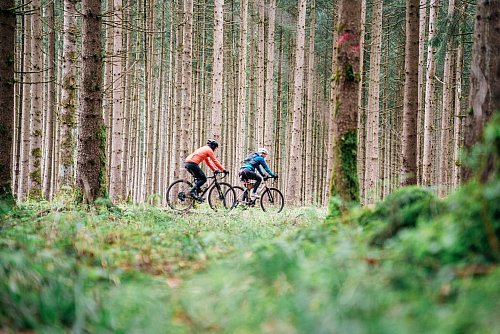 Erst die Tour, dann an den Schreibtisch: Das Konzept der Workation vereint Urlaub und Arbeit. - © Julian Rohn/Oberbayern/dpa-tmn