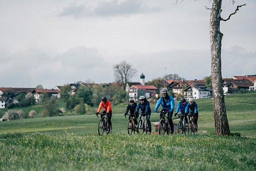 Gemeinsam unterwegs während der Co-Workation: eine Gruppe von Gravelbikern in Oberbayern. - © Julian Rohn/Oberbayern/dpa-tmn