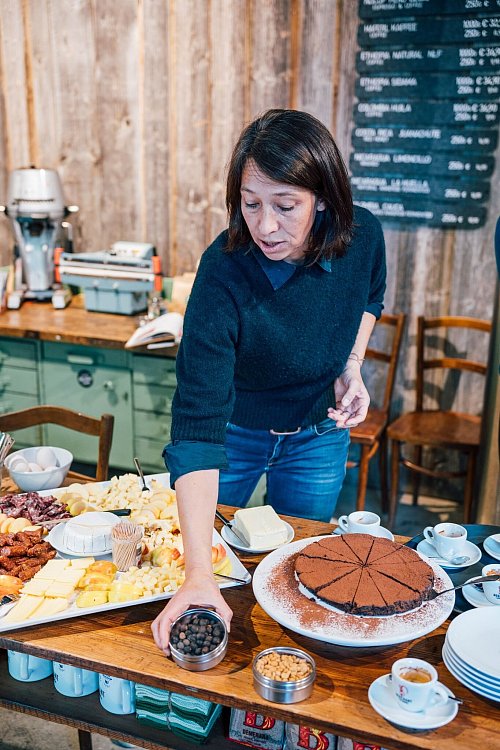 Lisa Hinterholzer serviert auch Kuchen in ihrer Kaffeerösterei in Glonn. - © Julian Rohn/Oberbayern/dpa-tmn