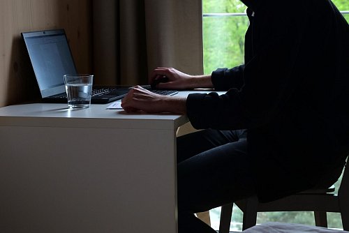 Auf dem Holzstuhl im Hotelzimmer sitzt es sich zwar bequem, wirklich ergonomisch arbeiten lässt es sich hier aber nicht. - © Julian Hilgers/dpa-tmn