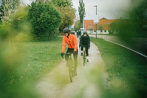 Allen voran: Guide Max Marquardt während einer Gravelbike-Tour. - © Julian Rohn/Oberbayern/dpa-tmn