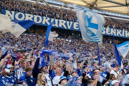Schalke schafft es als Zweitligist in Europas Top Ten. - © Bernd Thissen/dpa