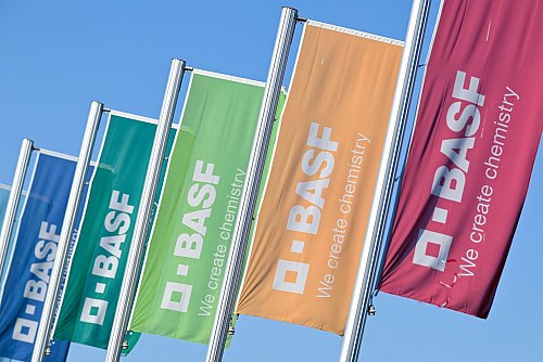 Der Chemieriese hat seine Jahresziele angepasst. (Archivbild) - © Uwe Anspach/dpa