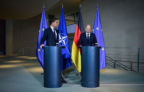 Bis zur Autonomie? Kanzler Scholz will den europäischen Pfeiler der Nato weiter stärken. - © Bernd von Jutrczenka/dpa