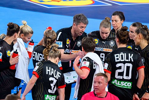 Die deutschen Handballerinnen sind mit einem Sieg gegen die Schweiz in die EM-Hauptrunde gestartet. - © Marco Wolf/dpa