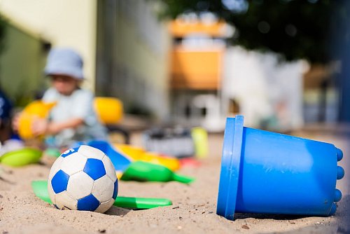 Ein Kind spielt in einem Sandkasten - wo haben dessen Eltern wohl Eimerchen, Schaufeln und den kleinen Ball gekauft, im Internet oder im Geschäft? - © Christoph Soeder/dpa