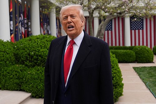 Trump hat seine handelspolitische Drohung wahr gemacht. - © Evan Vucci/AP/dpa
