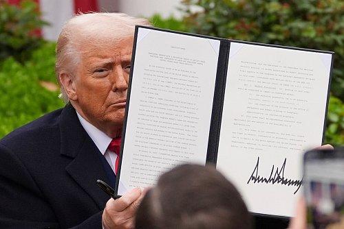 Trumps Zollpläne sind umfassend und vielschichtig. - © Evan Vucci/AP/dpa