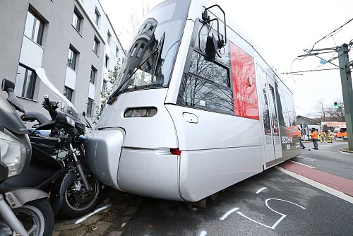 Die Straßenbahn entgleiste. - © David Young/dpa