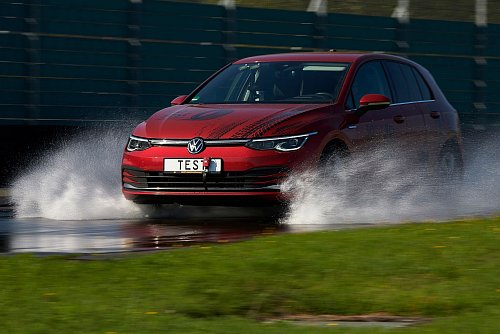 Kurzer Bremsweg auf nasser Straße: Auch das war ein Kriterium beim Sommerreifen-Test des ADAC. - © Marc Wittkowski/ADAC/dpa-tmn