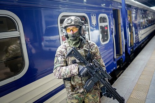 Ein Soldat bewacht den Sonderzug, der Bundeskanzler Merz aus Kiew zurück nach Polen brachte. - © Kay Nietfeld/dpa