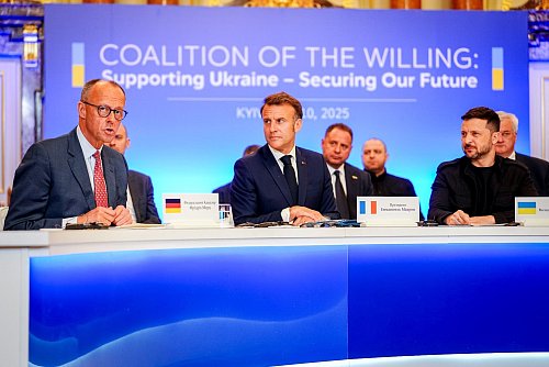 Kanzler Merz, Frankreichs Präsident Macron und der ukrainische Staatschef Selenskyj pochen darauf: erst Waffenruhe, dann Verhandlungen. - © Kay Nietfeld/dpa