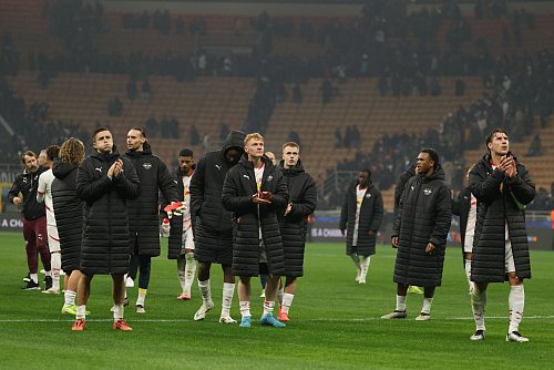 Niedergeschlagen verabschieden sich die Leipziger in San Siro von ihren Fans. - © Jan Woitas/dpa