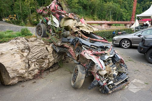 Mahnmale gibt es im Ahrtal an vielen Stellen, hier erinnert ein Auto an die Flut. - © Thomas Frey/dpa