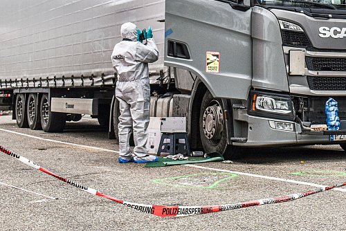 Zwei Trucker sind wegen gemeinschaftlichen Totschlags vor dem Landgericht Heilbronn angeklagt.(Archivbild) - © Fabian Koss/dpa