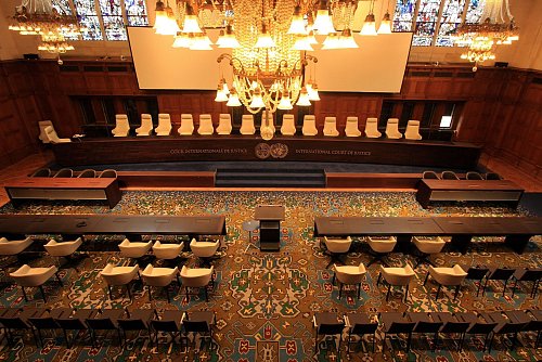 Im Innern des Palastes: Sitzungssaal des Internationalen Gerichtshof der UN. - © Bernd F. Meier/dpa-tmn