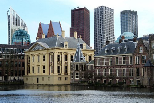 Anlaufstellen, die mit der Tram 1 gut erreichbar sind: das Museum Mauritshuis (l) und der Parlamentssitz Binnenhof (r). - © Bernd F. Meier/dpa-tmn