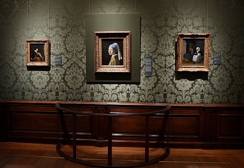 Weltbekannt: das Kunstwerk «Das Mädchen mit dem Perlenohrring» von Jan Vermeer im Museum Mauritshuis in Den Haag. - © Rainer Jensen/dpa/dpa-tmn