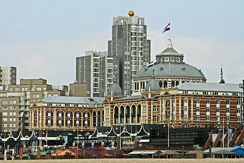 Gediegene Bleibe im größten Seebad der Niederlande: das ab 1884 errichtete Kurhaus (im Vordergrund) ist heute ein Hotel. - © Bernd F. Meier/dpa-tmn