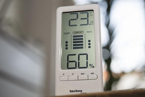 Ein Hygrometer misst in Räumen die relative Luftfeuchtigkeit. Ist diese zu hoch, kann schnell Schimmel entstehen. - © Robert Günther/dpa-tmn