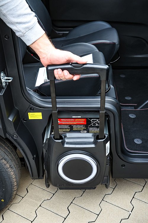 Nein, das ist eigentlich kein Rollkoffer - aber die Wechselakkus lassen sich eben in ähnlicher Manier transportieren. - © Nissan/dpa-tmn