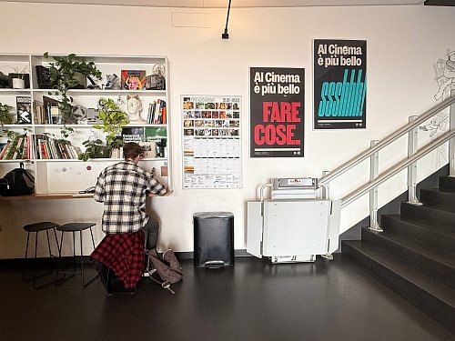Im Foyer des Kinos «Troisi» lässt sich auch arbeiten, rund um die Uhr. - © Christoph Sator/dpa