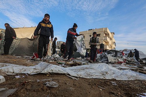 Die israelische Armee sprengte nach eigenen Angaben einen großen Gebäudekomplex in unmittelbarer Nähe zum Grenzzaun. - © Omar Ashtawy/APA Images via ZUMA Press Wire/dpa