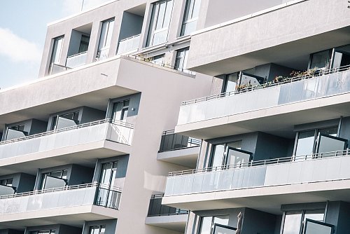 Alters-WG, generationenübergreifendes Projekt oder Zuhause für junge Familien: Wer zusammen in der Gruppe baut, sollte sich frühzeitig auf das gemeinsame Ziel einigen. - © Zacharie Scheurer/dpa-tmn