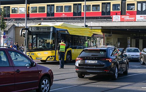 Während des Stromausfalls fielen auch Ampeln aus. - © Jens Kalaene/dpa