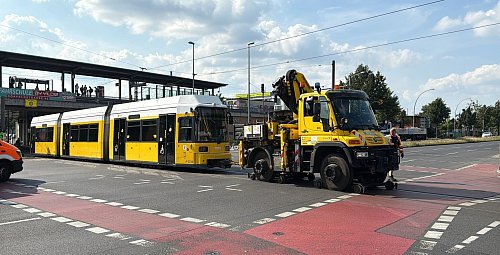 Durch den Stromausfall blieben auch Straßenbahnen liegen. - © Patrick Neumann/dpa