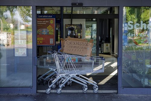 Der Stromausfall führte auch zu geschlossenen Geschäften. - © Julius-Christian Schreiner/dpa