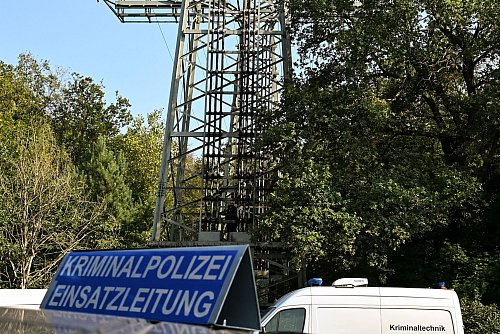Nach dem Brandanschlag ist ein Bekennerschreiben aufgetaucht. - © Jens Kalaene/dpa