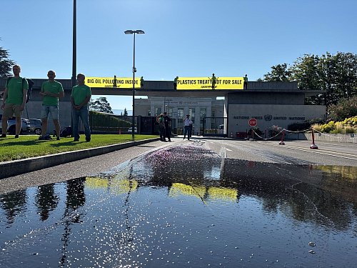 Greenpeace protestierte in Genf gegen den Einfluss der Öllobby auf die Verhandlungen. (Archiv) - © Christiane Oelrich/dpa
