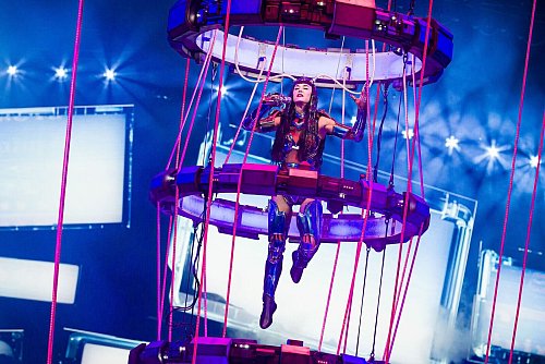 Auch in den anderen Städten soll der Popstar wie in Hannover in einer akrobatisch anspruchsvollen Show an Drahtseilen durch die Luft fliegen und auf einer metallischen Kreatur reiten. - © Moritz Frankenberg/dpa