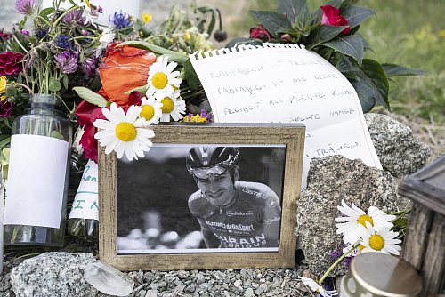 Eine Gedenkstelle für Gino Mäder am Albulapass. - © Mayk Wendt/Keystone/dpa