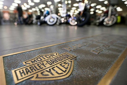Harley-Davidson gehört auch zu den Leidtragenden. (Archivbild) - © Keith Srakocic/AP/dpa