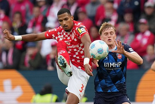 Mainz mit Moritz Jenz (l.) musste früh Rückschläge verarbeiten. - © Thomas Frey/dpa
