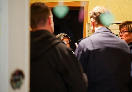 Vergangene Woche gab es Kontrollen gegen Sozialbetrug im Ruhrgebiet, hier die Beamtinnen und Beamten bei einer Wohnungsbesichtigung. - © Christoph Reichwein/dpa