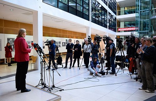 Als SPD-Chefin verkündet Bärbel Bas den Start der Sozialstaatskommission ihrer Partei. - © Bernd von Jutrczenka/dpa