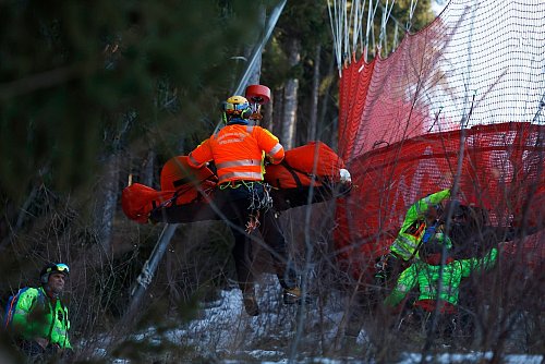 Die Bergung nach dem Sturz: Cyprien Sarrazin am 27. Dezember in Bormio. - © Alessandro Trovati/AP/dpa
