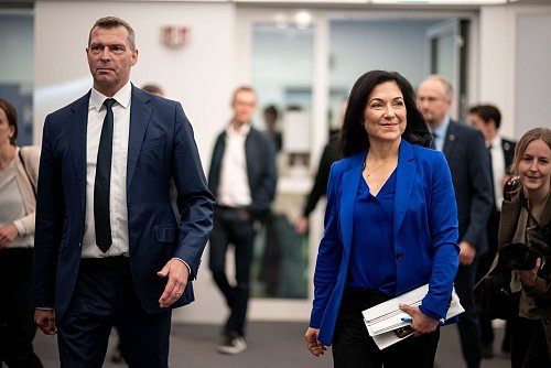 Reiche besuchte mehrere Unternehmen in NRW. - © Fabian Strauch/dpa
