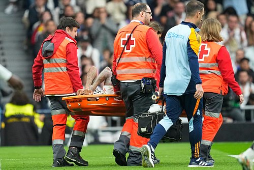 Reals Eder Militao hat sich schwer verletzt. - © Jose Breton/AP