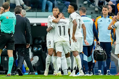 Rodrygo wird nach seiner verletzungsbedingten Auswechslung getröstet. - © Jose Breton/AP/dpa